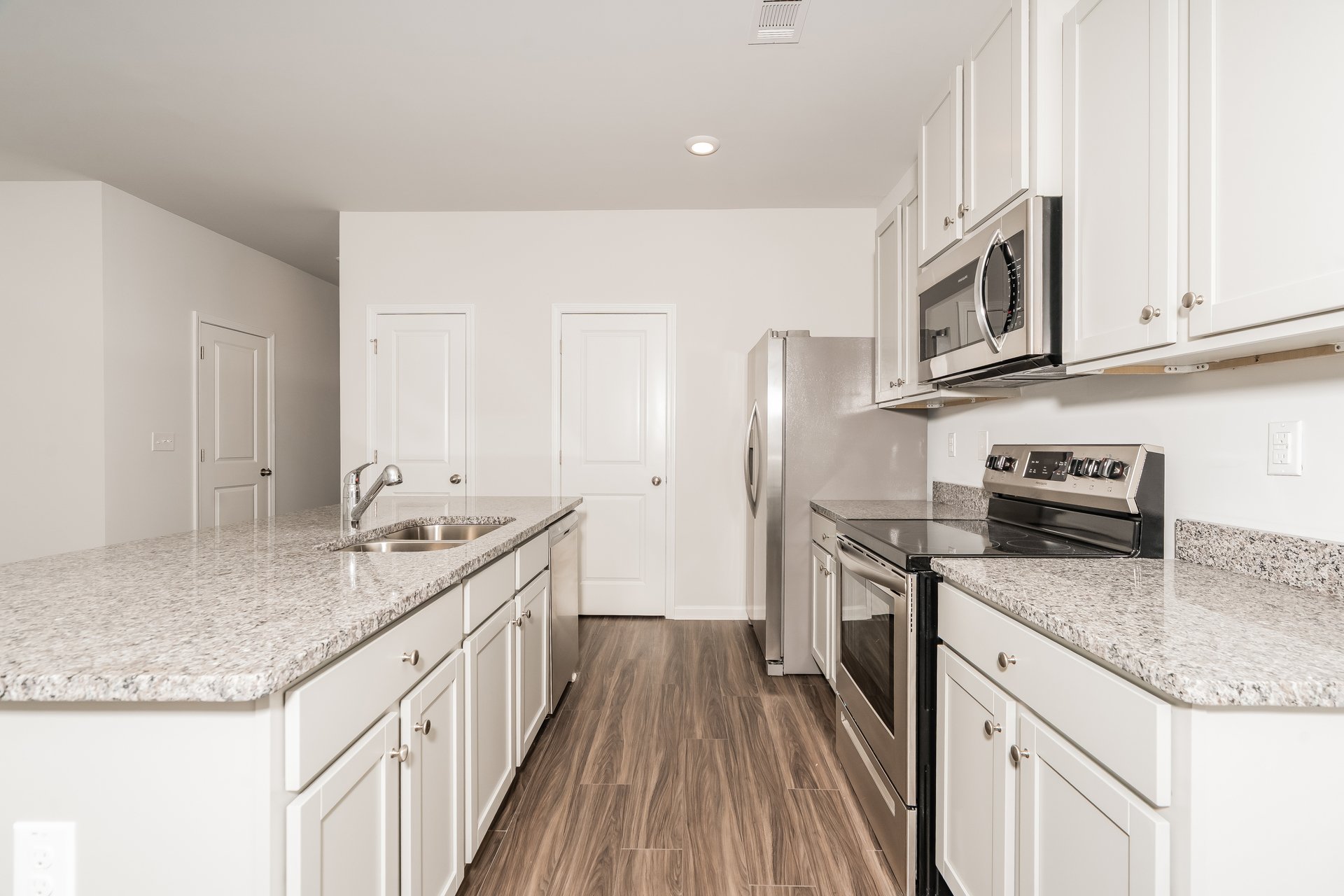 005-photo-kitchen-14758899 oakwood village