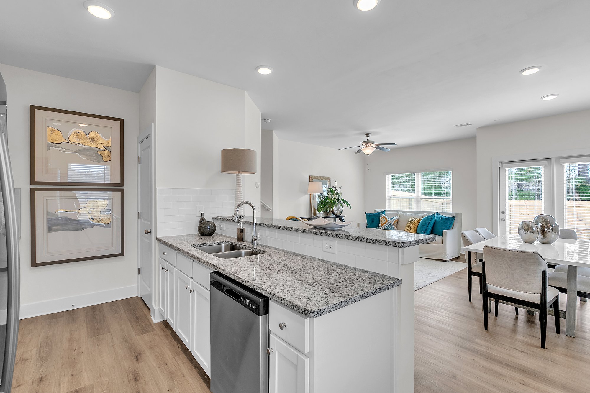 375_S_Port_Pkwy_Brunswick_GA_31523_USA-Kitchen-375_S_Port_Pkwy_Brunswick_GA_31523_USA-Kitchen-IMG_5057-T3yZ0B